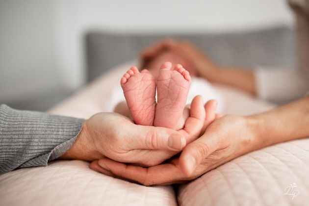 Mains des parents et bébé, pieds bébé, photo détail nouveau né, Thann, Haut-Rhin