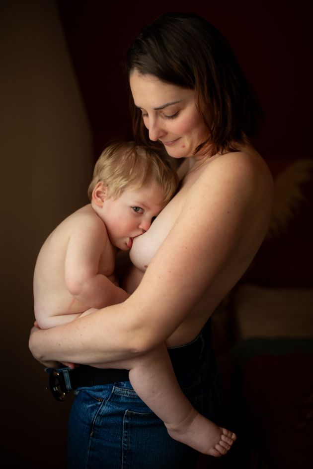 Séance photo allaitement, Lauriane Pujo photographe, naissance, famille, à domicile