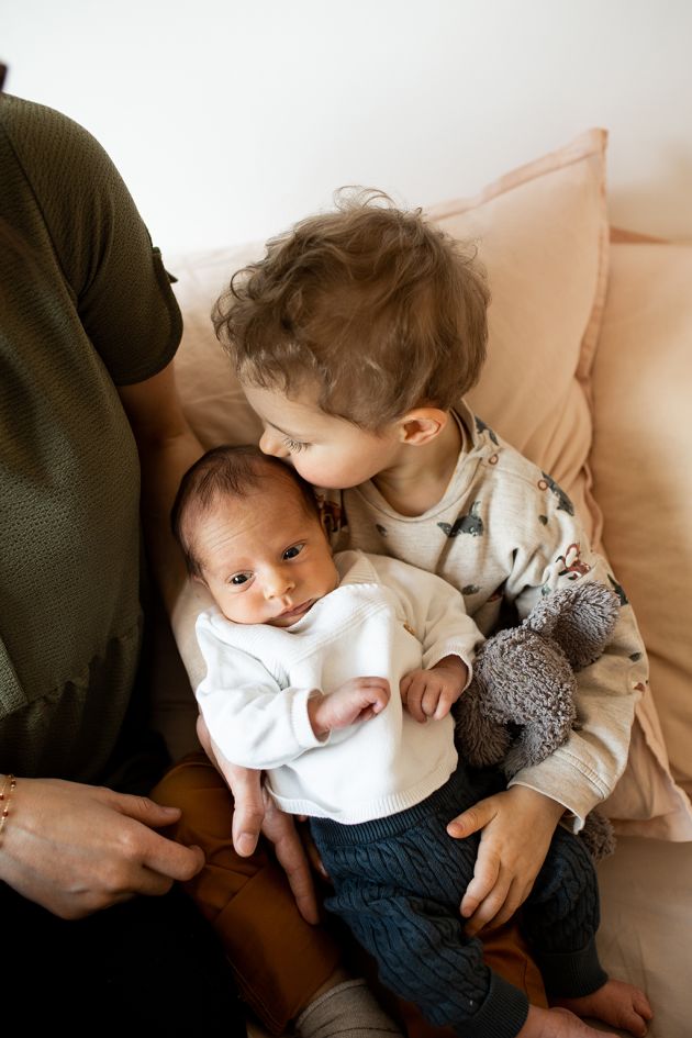 photo de fratrie, photographe naissance domicile, Haut-Rhin