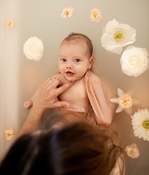 photo nouveau né maternité, bain de lait, photo maman bébé, bain thérapeutique, séance photo originale, photo bain avec des fleurs, Thann, Haut-Rhin