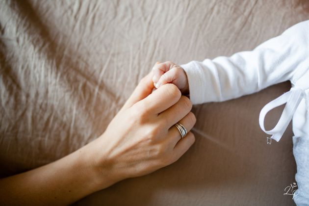 Détail main bébé et maman, shooting photo naissance, Mulhouse, Haut-Rhin