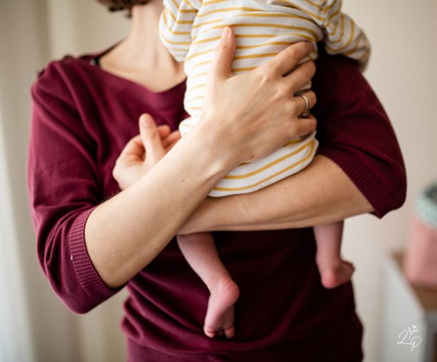 Détail maman bébé, forfait photo naissance, Thann, Haut-Rhin