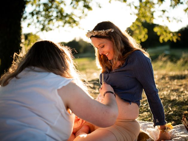 Peinture ventre femme enceinte, célébration de grossesse