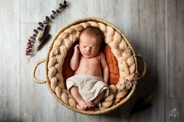 photo nouveau né, Mulhouse, Haut-Rhin, bébé dans panier, photo nouveau-né accessoirisé