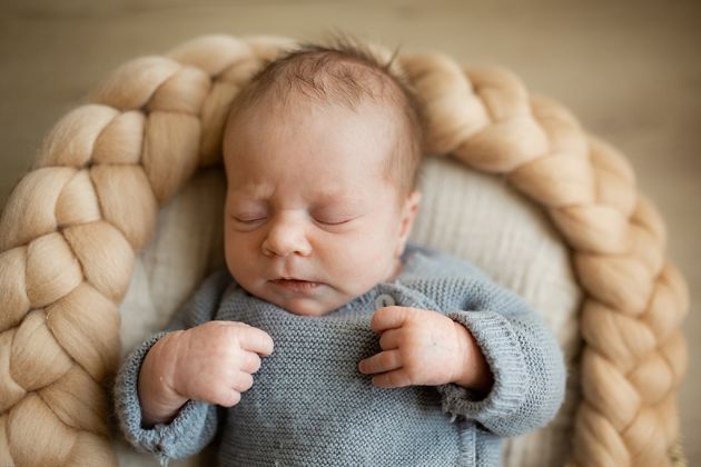 Portrait bébé, posing naturel, photo nouveau né maternité, Thann, Haut-Rhin