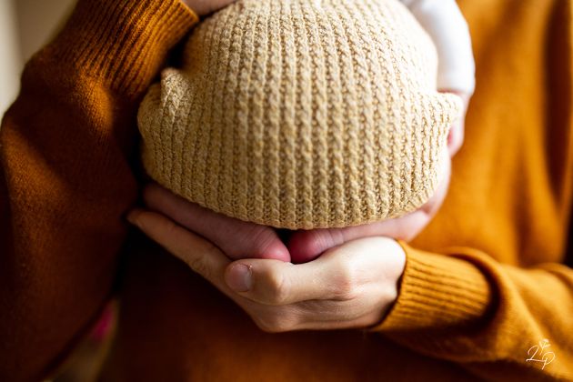 Détail photo nouveau né, petits pieds, papa bébé, parentage proximal, Colmar, Haut-Rhin