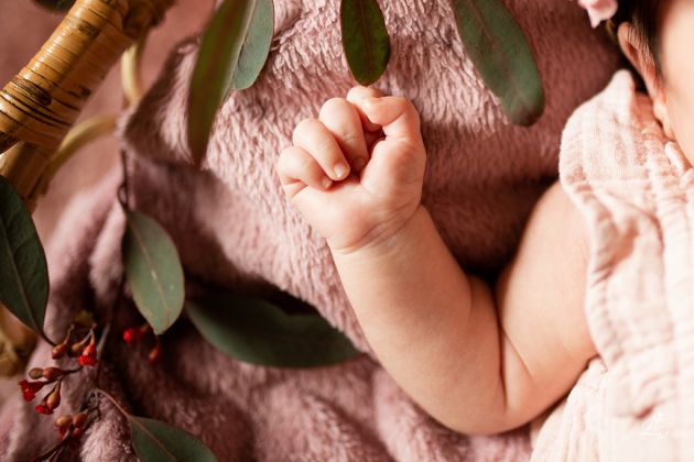 Détail main bébé, photo nouveau né accessoirisée, Thann, Haut-Rhin