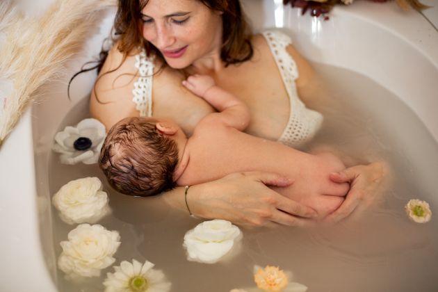 Reportage photo peau à peau, bain de lait bebe, rituel naissance, Haut-Rhin, Alsace