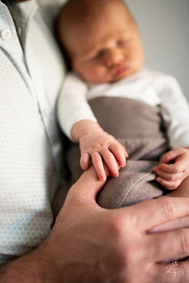 Détail main papa bébé, séance photo naissance, à domicile, Mulhouse, Haut-Rhin, Alsace