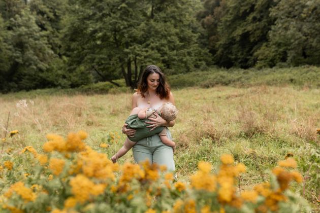 Photographe de famille, allaitement, séance photo à Thann