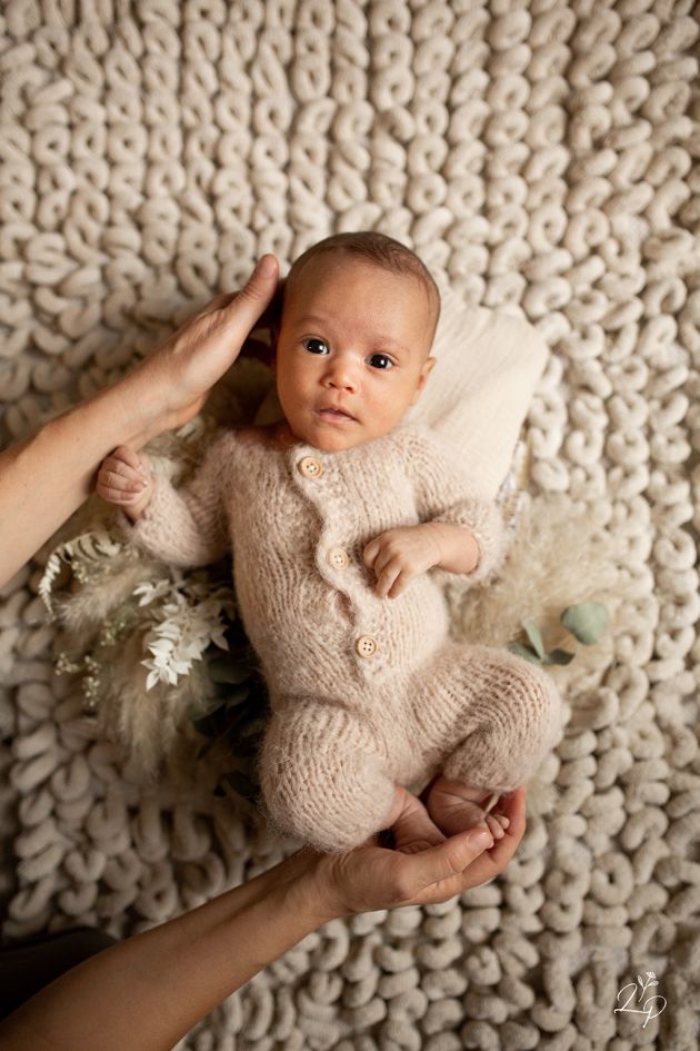 Portrait bébé, accessoirisé, fleurs séchées, posing nouveau-né naturel, forfait photo naissance, Mulhouse, Haut-Rhin