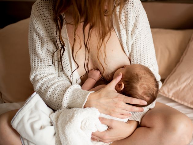 Séance photo maman bébé, allaitement, domicile, peau à peau, maternage proximal, Bartenheim, Haut-Rhin
