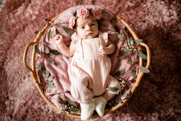 Portrait bébé dans panier, photo bebe originale, Thann, Haut-Rhin