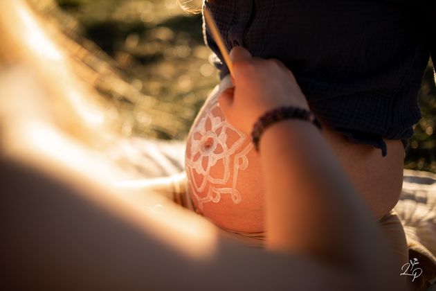 Peinture femme enceinte, rituel, blessingway, mandala ventre femme enceinte