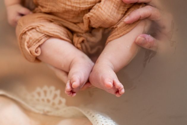 Détail photo naissance bébé, bain de lait, maman bébé, Haut-Rhin, Alsace