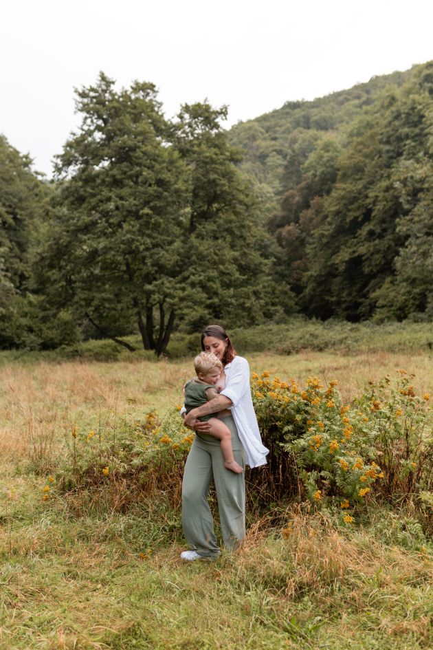 Séance photo allaitement mère fils champêtre à Thann