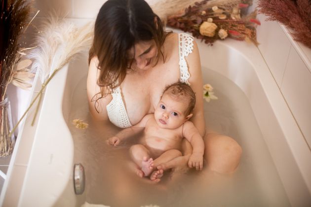 Séance naissance maman bébé, bain de lait, fleuri, peau à peau, séance photo bebe originale, Haut-Rhin, Alsace