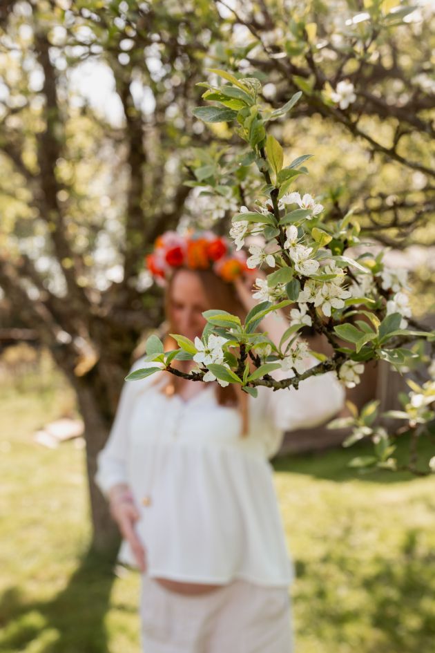photographe femme enceinte, photo dans les fleurs, Thann