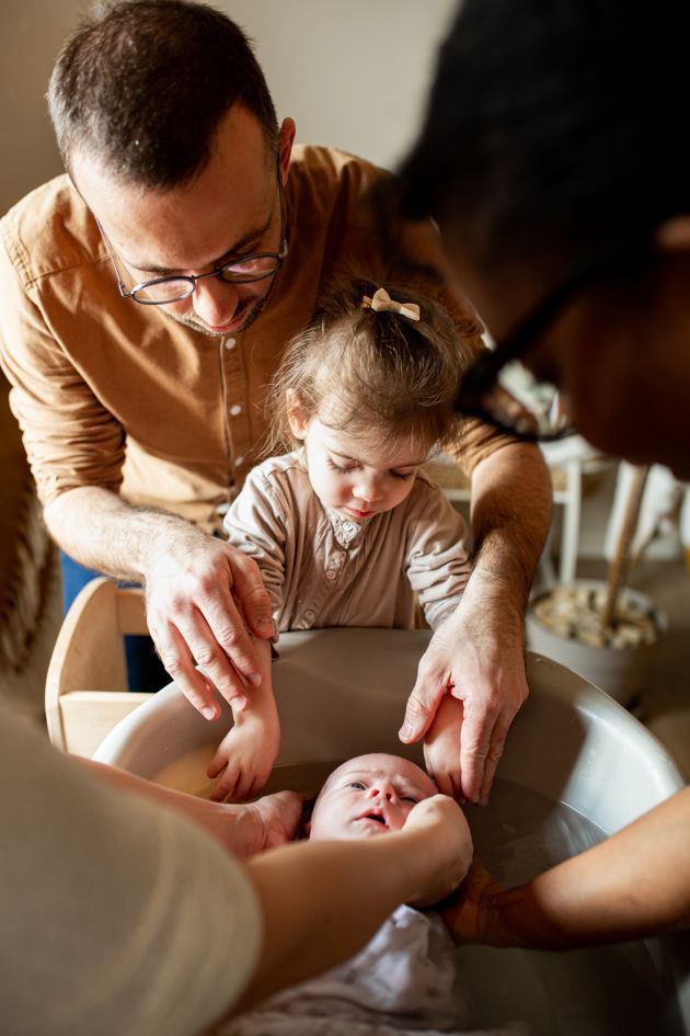 photo nouveau né, lifestyle, à la maison, bain de bébé, Haut-Rhin, Alsace
