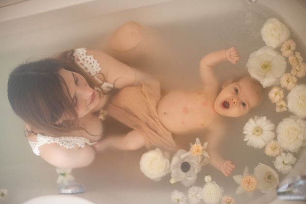 Bain de lait fleuri, maman bébé, rituel séance photo bebe, photo de naissance originale, Haut-Rhin, Alsace