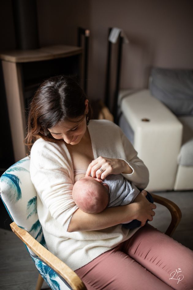 Portrait maman bébé, à la maison, photo d'allaitement, Sierentz, Haut-Rhin