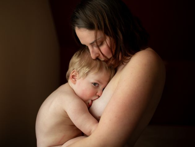 Séance photo maman bébé allaitement