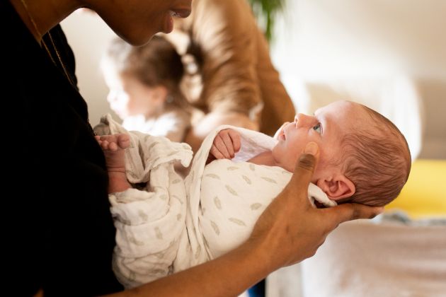 Reportage lifestyle famille à domicile, nouveau né, naissance, bain rituel sensoriel