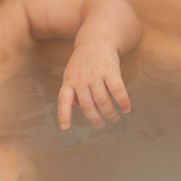 Détail main de bébé, bain de lait, bébé, photo nouveau né, rituel nouveau né, Haut-Rhin, Alsace