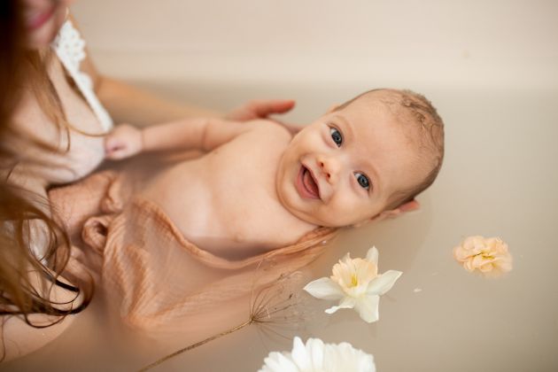 Portrait bébé dans bain de lait fleuri, portrait maman bébé, rituel naissance, Saint-Louis, Haut-Rhin