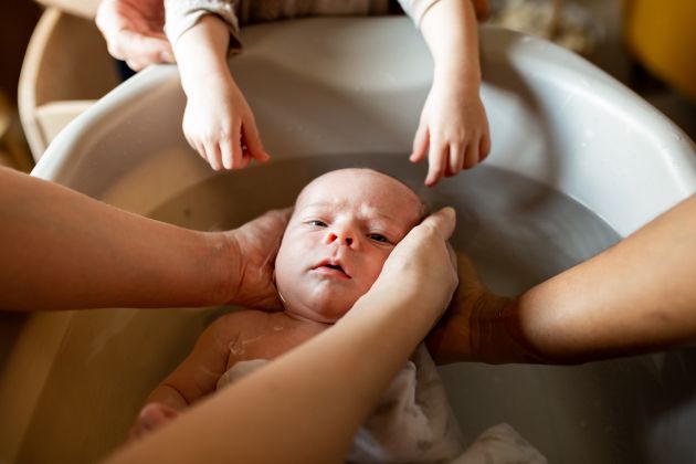 Bain de bébé, reportage lifestyle à domicile, séance bebe famille