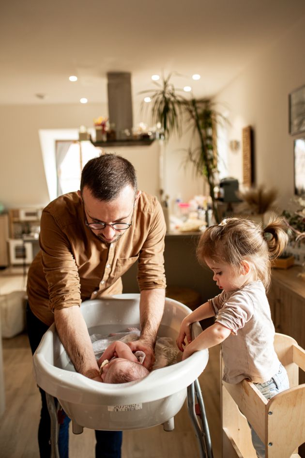 papa bébé, bain de bébé, reportage famille, nouveau né, fratrie, lifestyle à domicile