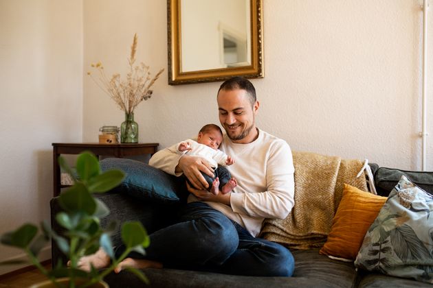 Portrait papa bébé, lifestyle à domicile, photo nouveau né, Riedisheim, Haut-Rhin