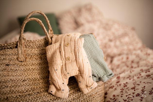 Reportage photo naissance, détail, tenues de bébé