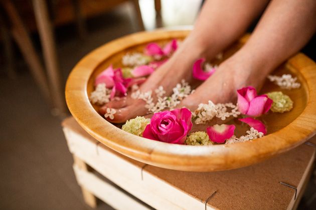 Reportage blessingway, bain de pied floral, rituel de grossesse