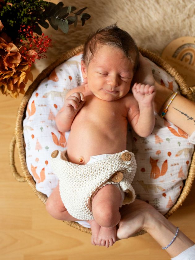 Portrait bébé, shooting nouveau-né, dans panier, accessoirisé, avec fleurs séchées