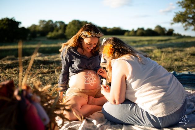 Blessingway, peinture ventre femme enceinte, rituel de grossesse, célébration maternité