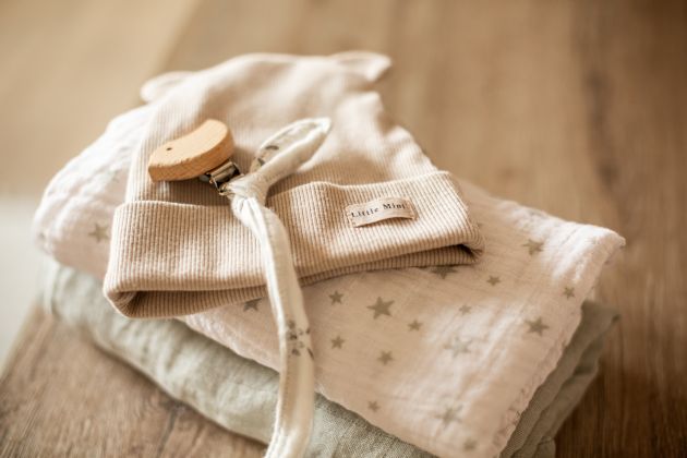 reportage lifestyle nouveau né à domicile, accessoire, doudou, Haut-Rhin, Alsace