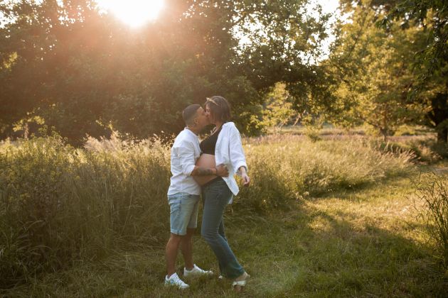 Photographe femme enceinte,  à la rivière, couple lgbtqia+, Riedisheim