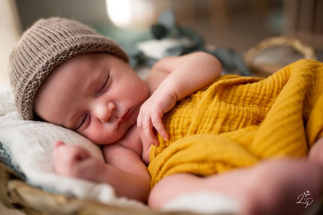 Portrait de bébé, posing naturel, dans le panier, forfait photo naissance, Mulhouse, Haut-Rhin