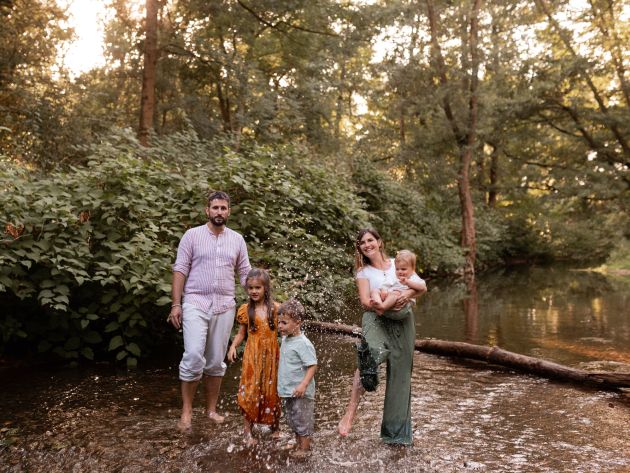 Séance photo famille, les pieds dans l'eau, Lauriane Pujo photographe, Lutterbach, Haut-Rhin