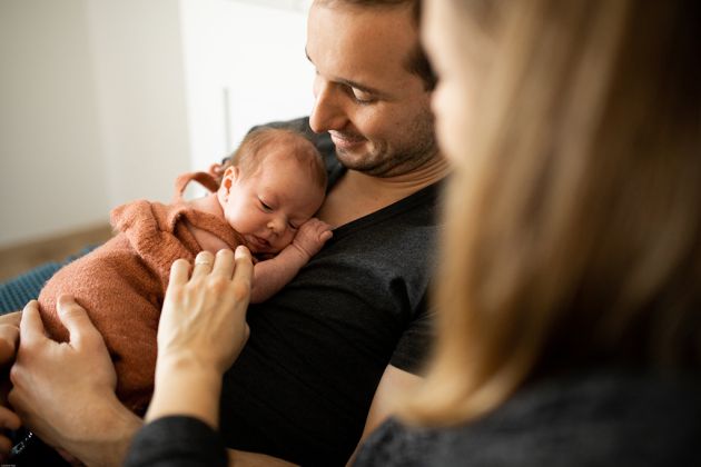 Séance photo naissance lifestyle à domicile, papa bébé, Thann, Haut-Rhin, Alsace
