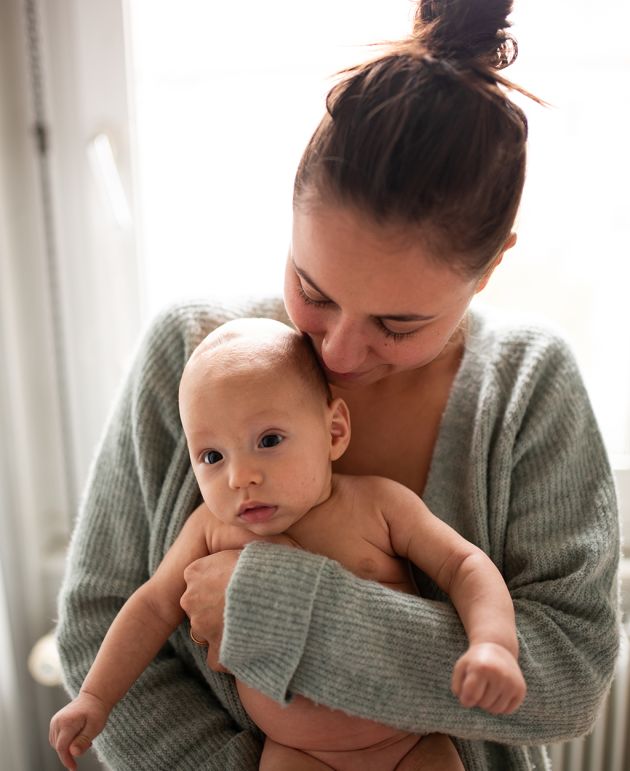 Portrait maman bébé, à la maison, peau à peau, Thann, Haut-Rhin