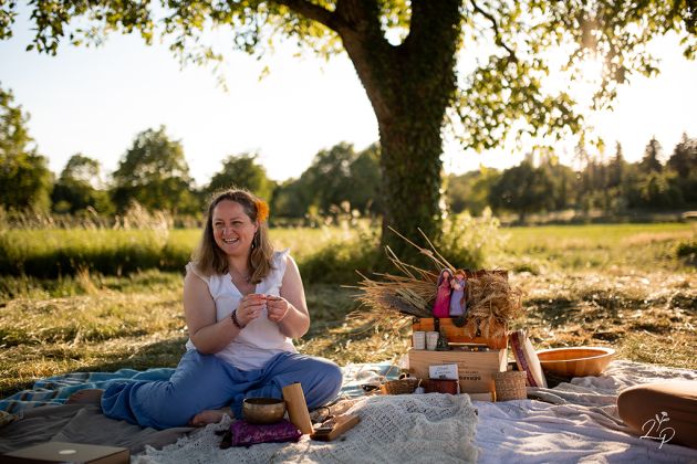 Reportage photo maternité, rituel grossesse, extérieur, cercle de femmes dans la nature