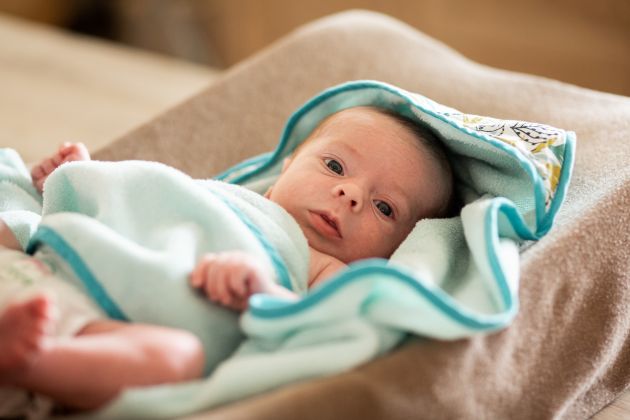 Portrait bébé, séance photo naissance, domicile, bain de bébé, Haut-Rhin, Alsace