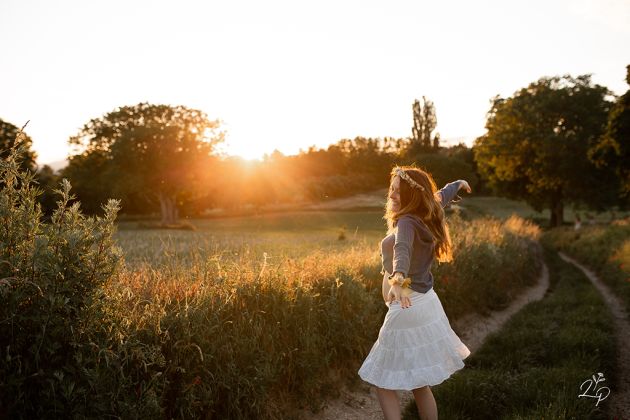 Danse femme enceinte, célébration, dans la nature, blessingway