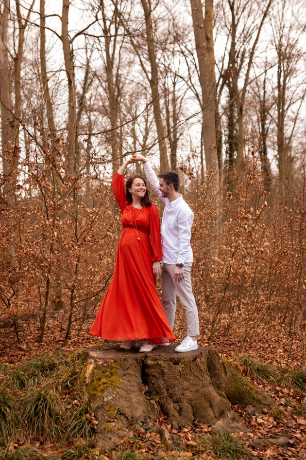 photographe femme enceinte, photo dans l'eau, à a rivière