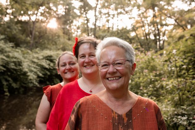 Photographe de famille à Thann, séance photo, mère filles, au bord de l'eau