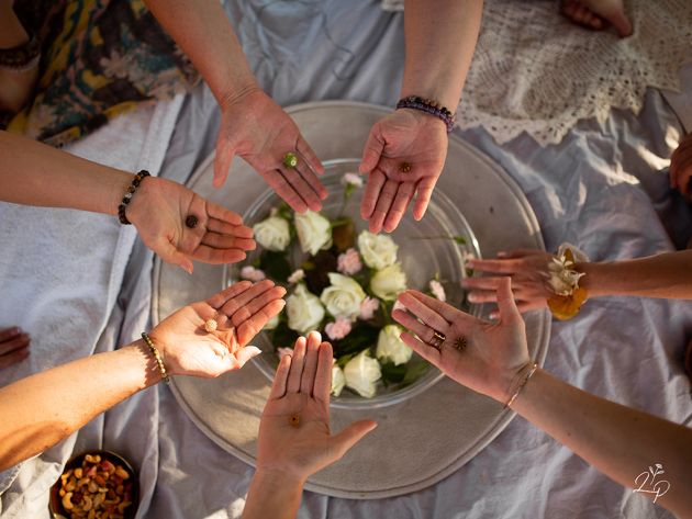 Cercle de femmes, rituel bracelet de perles