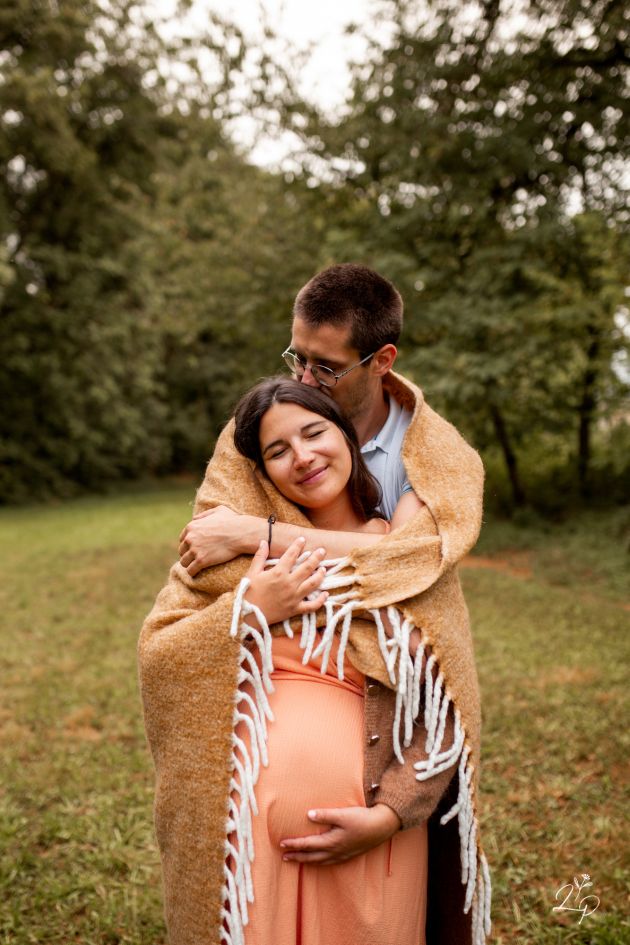 Photo de grossesse, couple, dans la nature