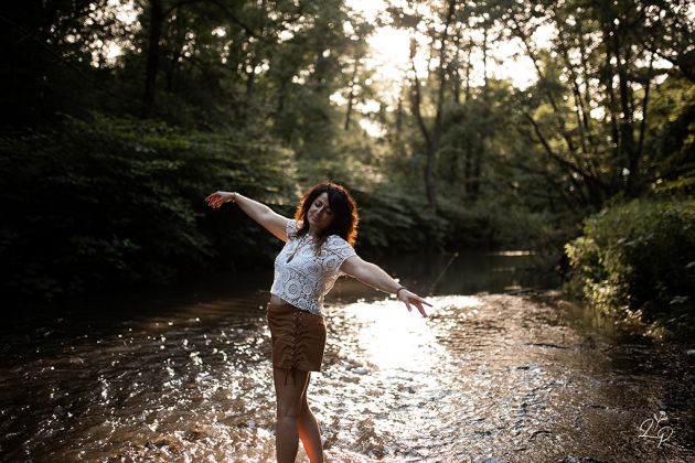 Portrait de femme, rituel à la rivière, été, les pieds dans l'eau